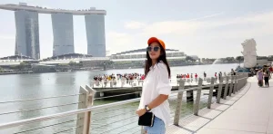 A tourist in Singapore posing in front of the Marina Bay