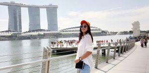 woman-in-front-of-merlion-statue